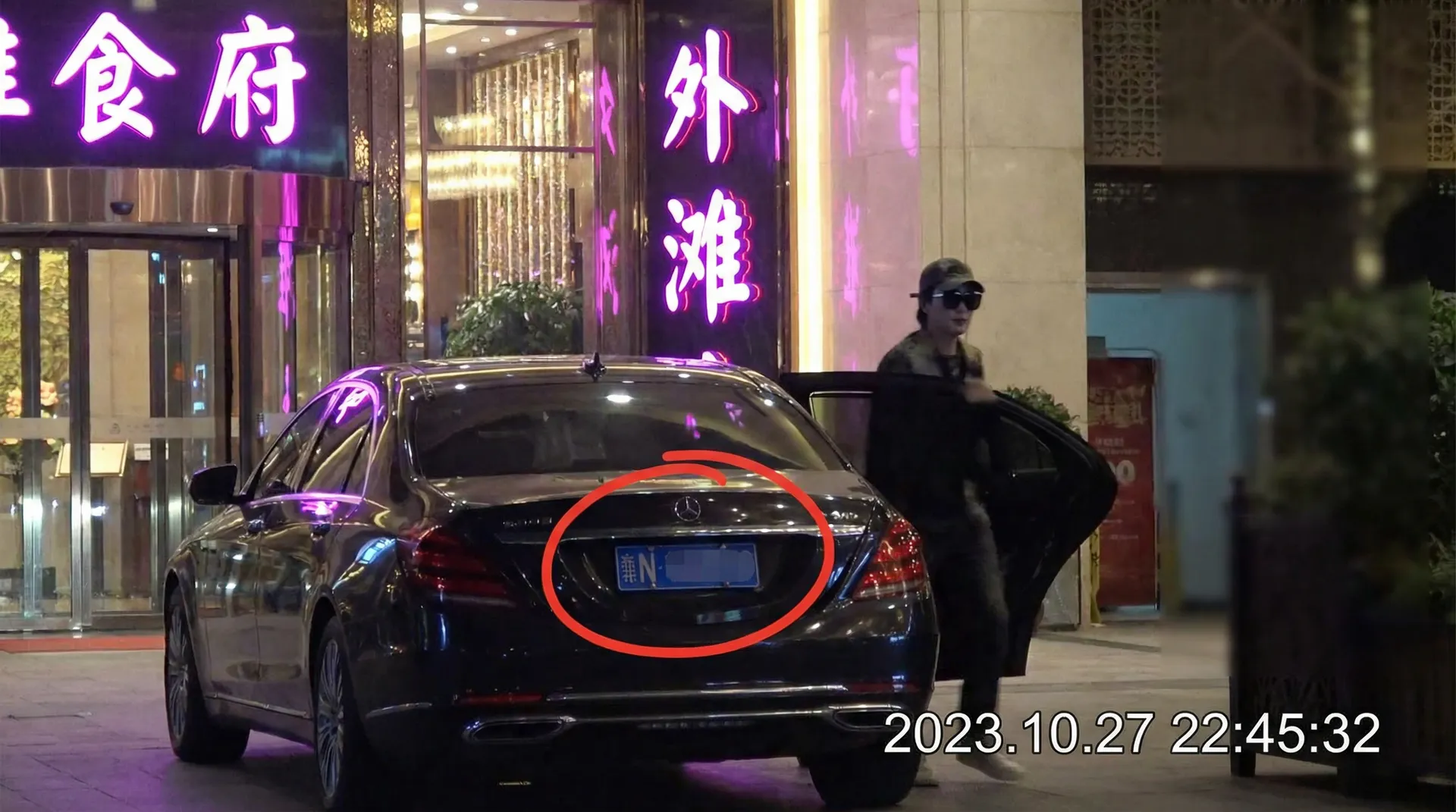 免费的海外短视频软件下载 - 豪车餐厅外被拍